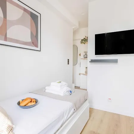 Charming Renovated Apartment *