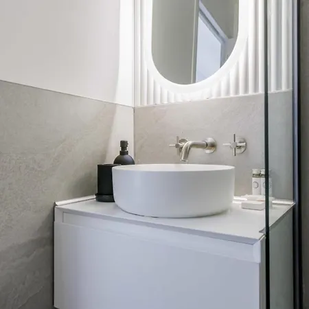 Charming Renovated Apartment *